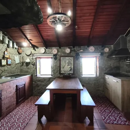 Casa Da Maria Gata بيت للعطل *